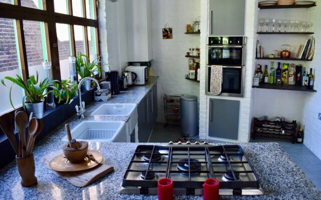 2 Bedroom Loft Style House In Central Islington