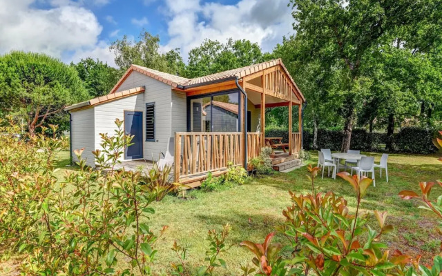 Secluded Chalet in Hourtin With Swimming Pool