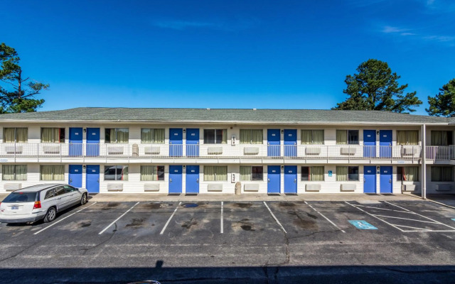 Motel 6 Lumberton, NC