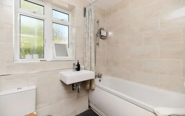 The Holloway Place - Modern 1bdr Flat With Balcony