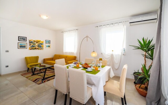 Amazing Home in Novigrad With 5 Bedrooms, Wifi and Outdoor Swimming Pool