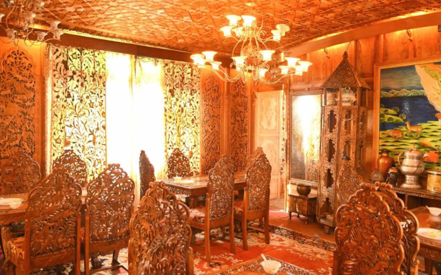 De Laila House Boat by Sterling