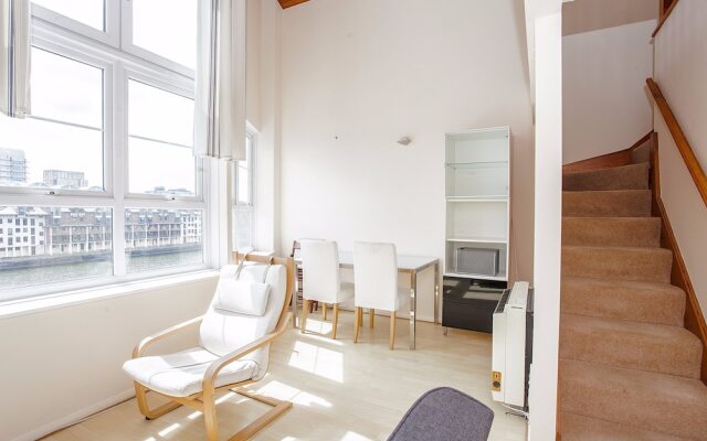 A Bright Top Floor Maisonette Along The Quays