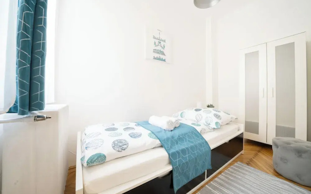 Pozsonyi Suite – 3Br Family Stay | Ac + Balcony