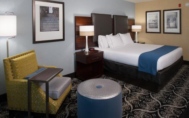 Holiday Inn Express and Suites Kansas City Airport, an IHG Hotel