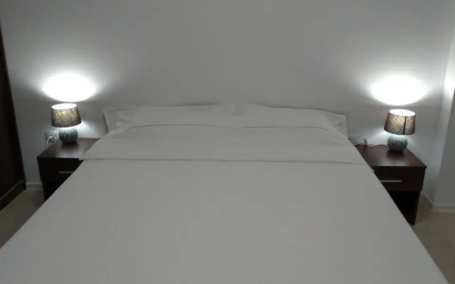 2 Apartamente Alaturate, Identice, Maximum 10 Persoane in Total