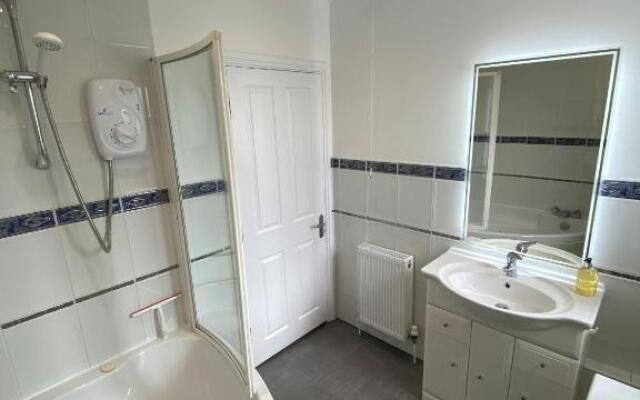 Eastcliffe Penthouse, 2 beds & bathrooms with parking