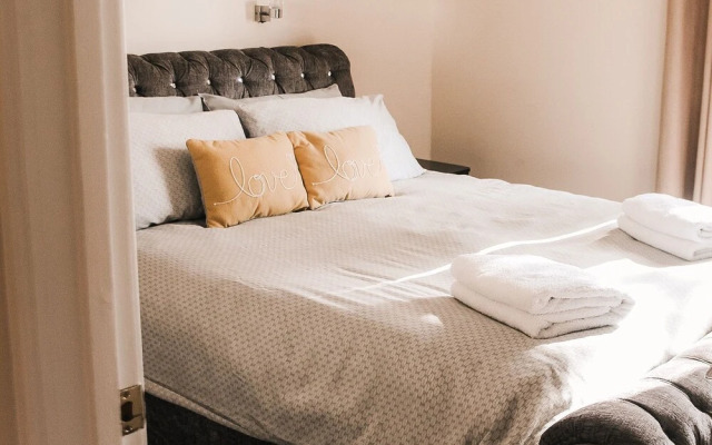 Keer Side Lodge, Luxury lodge with private hot tub at Pine Lake Resort