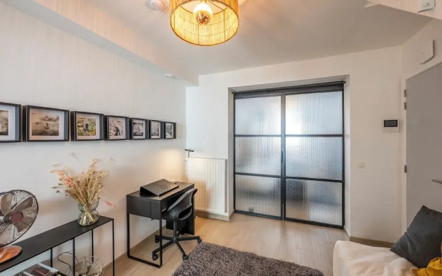 Stylish 3 Bd 3 Bath Duplex In Brussels