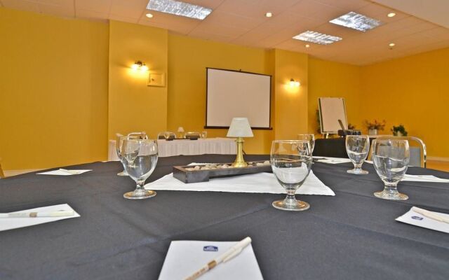 Days Inn & Conference Centre Renfrew Centre
