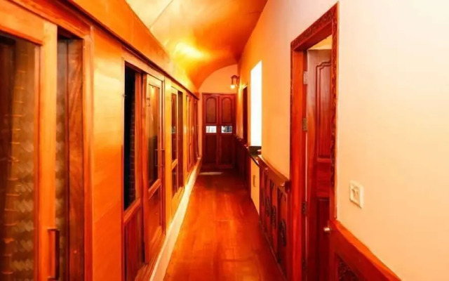 Backwater Retreat Houseboat