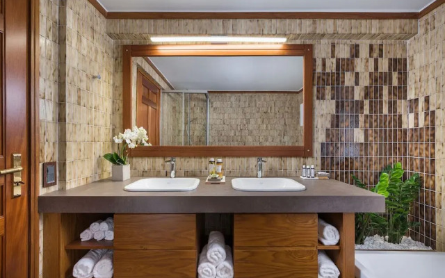 Azatis Luxury Villa