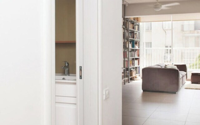 Spacious & Stylish 3BR Apt w Beautiful Street View