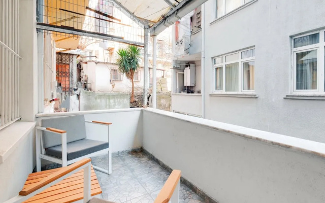 Cozy Flat With Balcony 5 min to Galata Tower