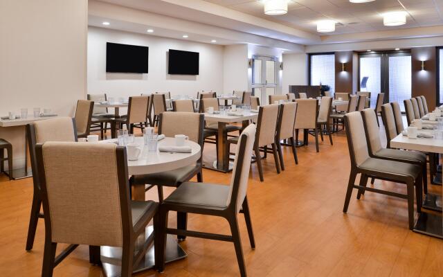 Holiday Inn Hotel & Suites Rochester - Marketplace, an IHG Hotel