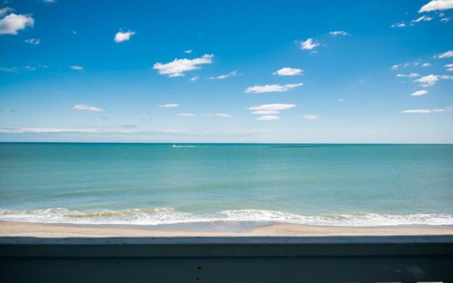 Casa Bianca by Oak Island Accommodations