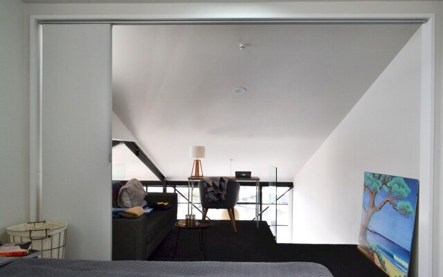 Stylish 2 Bedroom Loft Apartment With Parking