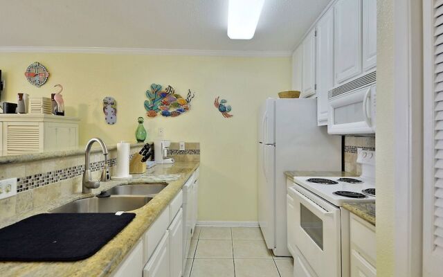 Hula Hut 1 Br condo by RedAwning