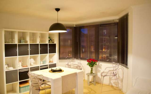 2 Bedroom Central Apartment by Leith Walk