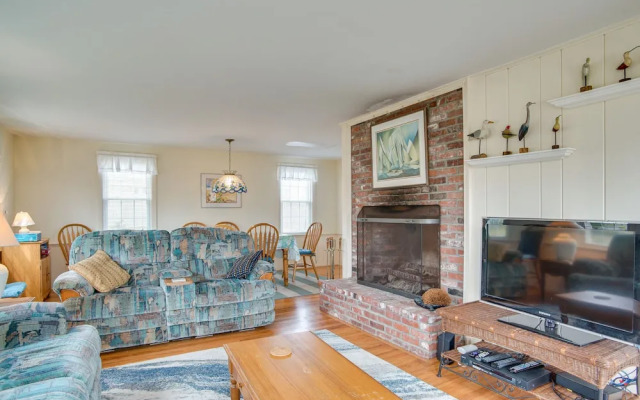 Walk to Beach: Chatham Getaway w/ Sunroom!