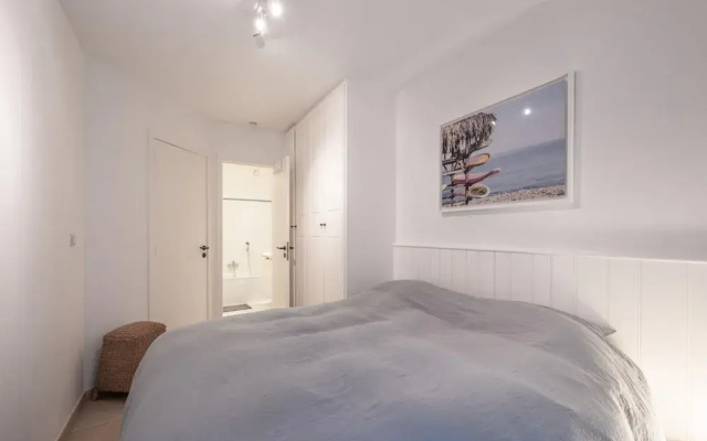 Apartment Near Albert Beach With Terrace