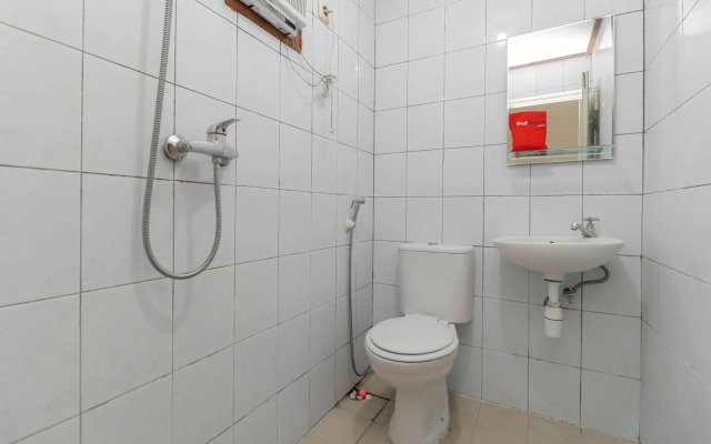 RedDoorz Plus @ Karet Pedurenan 3