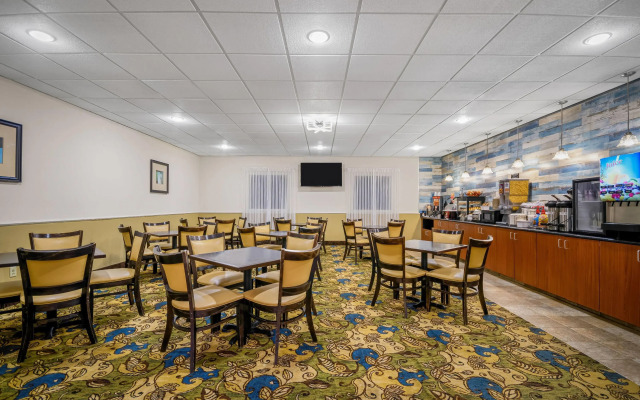 La Quinta Inn & Suites by Wyndham Stonington-Mystic Area