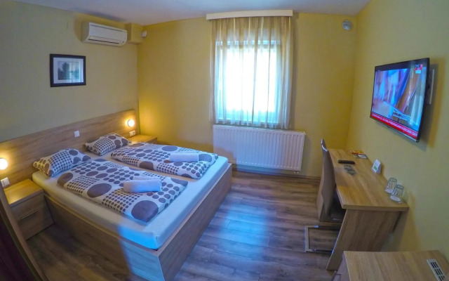 Apartments and Rooms Rea