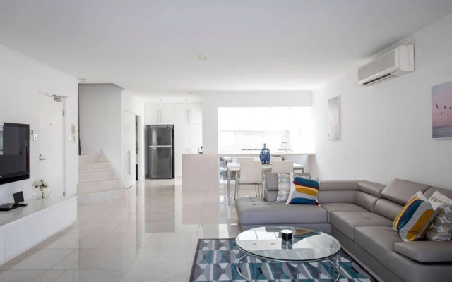 Stylish Executive Apartment With Balcony