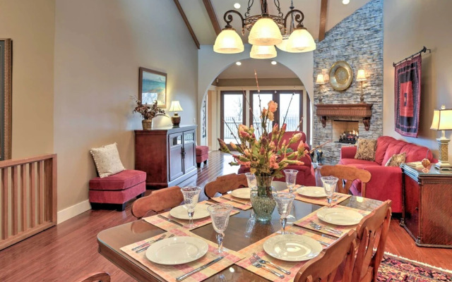 Beautiful Central Fayetteville Townhome w/ Views!