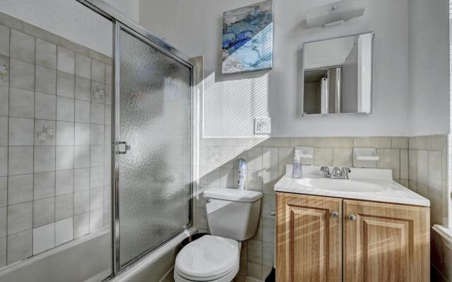 Modern Apartment minutes to NYC