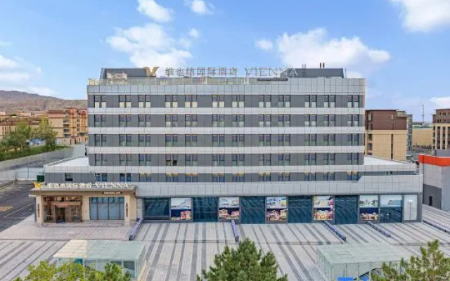 Vienna International Hotel（Dushanzi，at the Starting Point of Duku Highway，in the Gourmet Street）） — 4-star hotel in Karamay