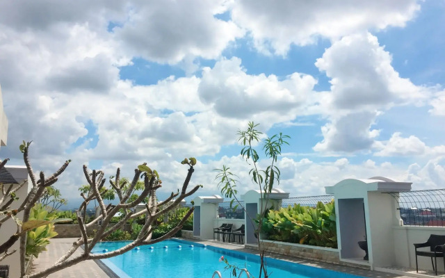 Grand Senyum Hotel