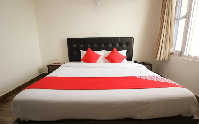 OYO 28284 Gliders Holiday Inn
