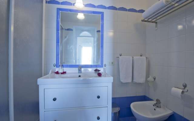 Romantic Room - A Rockside Escape