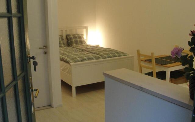 Studio apartment - Green door