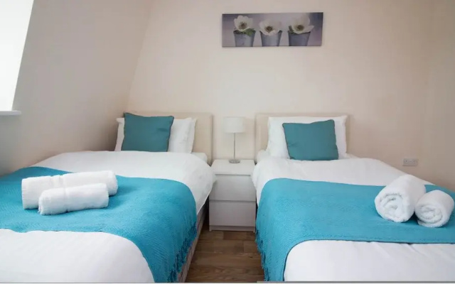 Stayzo Castle Point 18 Apartments - Premier Lodge