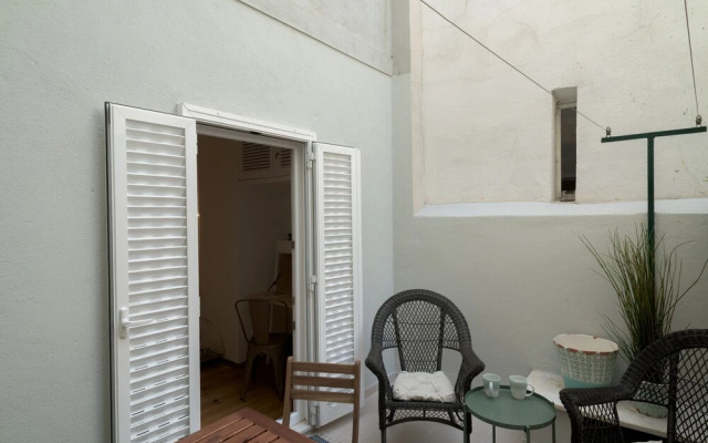 Spacious Bairro Alto Apartment + Courtyard, By TimeCooler