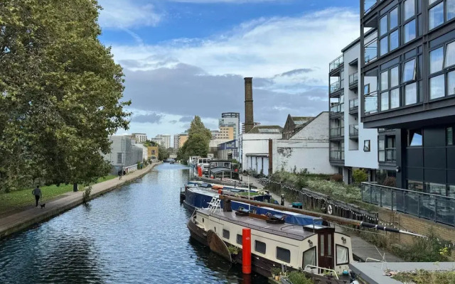 Designed Ensuite Bedroom Unit Close to Angel Stn