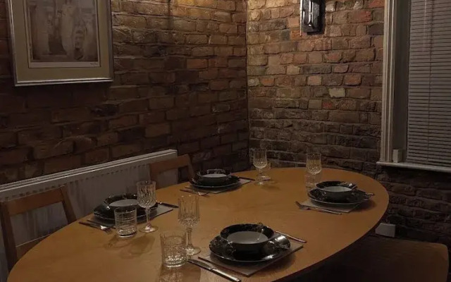 Gloucester - 2 Bed House - Sleeps 7 - Pet Friendly