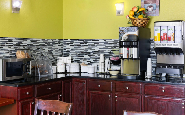 Super 8 by Wyndham South Boston VA