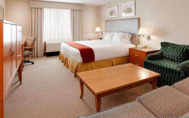 Holiday Inn Express Hotel & Suites Warwick-Providence (Arpt), an IHG Hotel