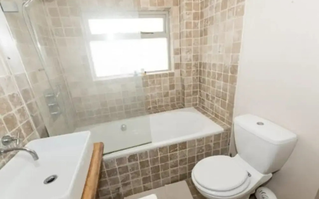 Eson2 - The Kensington Gwendwr Road Lodge