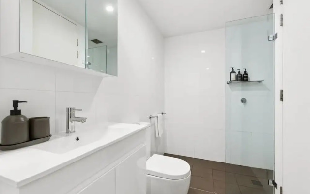 Central Charming 2 Bedrooms With Balcony Aircon