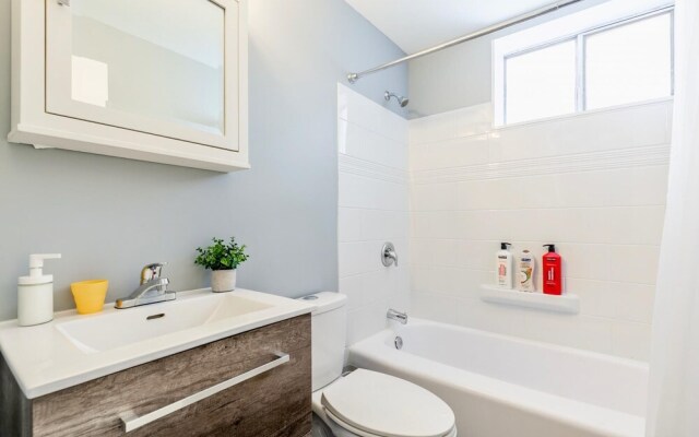 1BR - King Bed Apt With Netflix - Prime Location