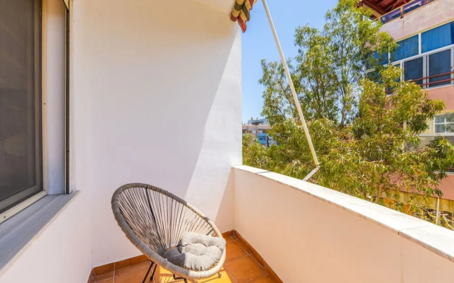 Sunny Balcony Stay Walk to Golem Beach