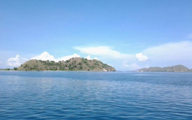L Bajo Hotel