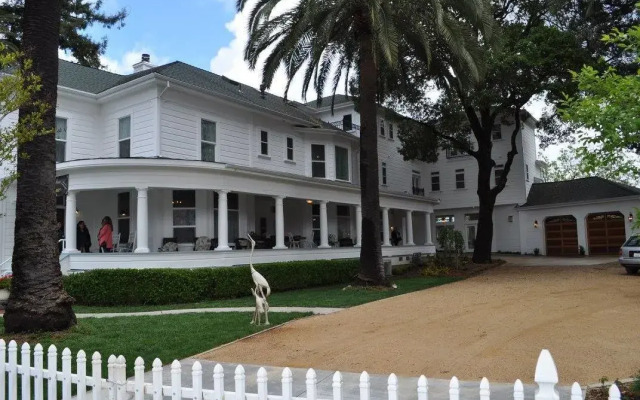 The River Belle Inn