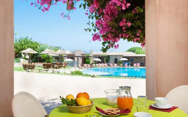 Apartment in Residence With Pool