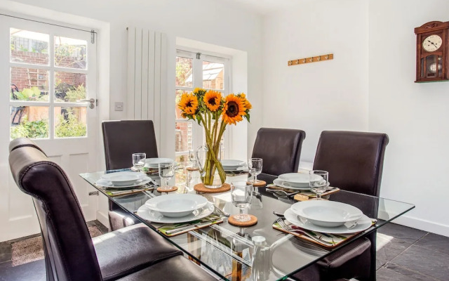 Peaceful Elevated Residential Area - Walk to City